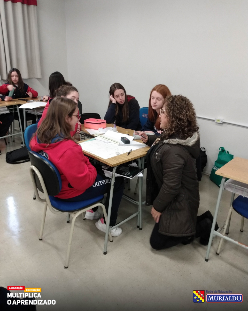 Em sala de aula, estudantes participam de um bate-papo em inglês